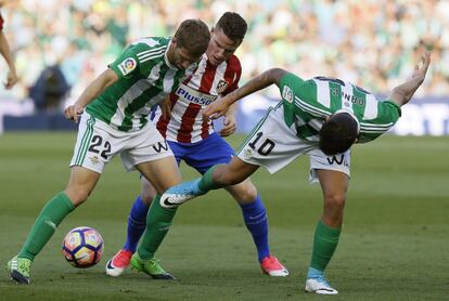 El delantero francés del Atlético de Madrid, Kevin Gameiro (c), disputa un balón ante los jugadores del Betis, el serbio Darko Brasanac (i) y Dani Ceballos.