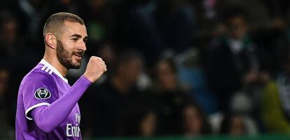 Karim Benzema celebra el segundo gol del Real Madrid
