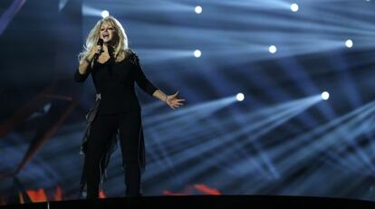 Bonnie Tyler, durante su actuaci&oacute;n en Eurovisi&oacute;n.