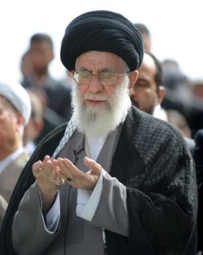 Khamenei a la pregària de la fi del ramadà.