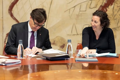 El presidente de la Generalitat, Salvador Illa, junto a la consejera de Economía, Alícia Romero, durante la reunión semanal del Gobierno catalán.