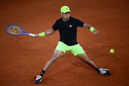Munar devuelve la pelota durante el partido contra Korda en Roma.