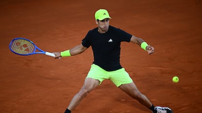Munar devuelve la pelota durante el partido contra Korda en Roma.