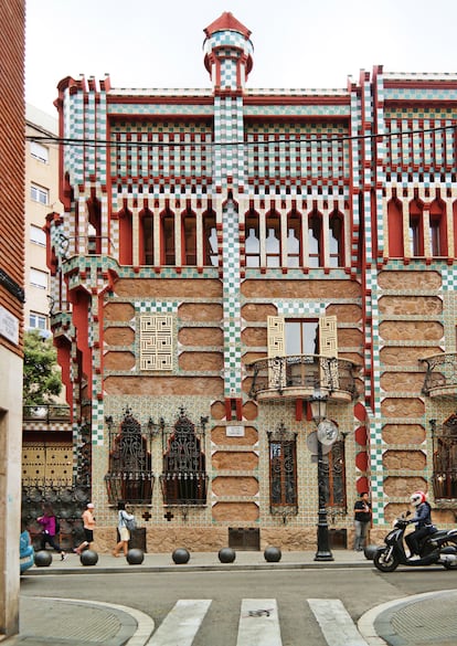La Casa Vicens, en el barrio de Gràcia, fue el primer encargo del arquitecto Antonio Gaudí. Se trata de la casa de verano de la familia del comerciante Manuel Vicens i Montaner.