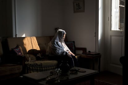 Fotografía galardonada con el premio "100º aniversario de Nikon". "Esta foto es mi tributo personal a mi querido Egipto, que ha sido mi hogar durante más de diez años. La intención tras esta fotografía de un amujer rezando, era expresar calma y tranquilidad, dar un nuevo sentido a la palabra 'celebración' ".