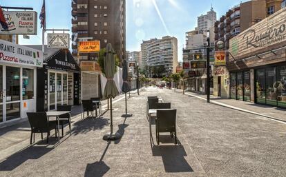 Antes, era difcil atravesar la calle de Gerona cuando anocheca. La gente se agolpaba bebiendo en algunos de los mltiples locales con rtulos en ingls. Hoy, el paisaje es desrtico.