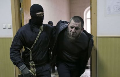 Tamerlan Eskerkhanov, detido por seu suposto envolvimento no assassinato do oposicionista Nemtsov, é escoltado em um tribunal russo.