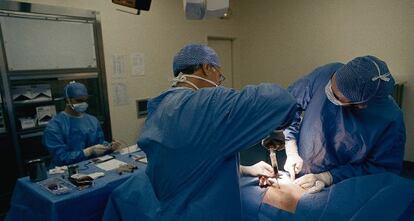 Un equipo médico pratica una extracción de médula ósea, en una imagen de archivo.