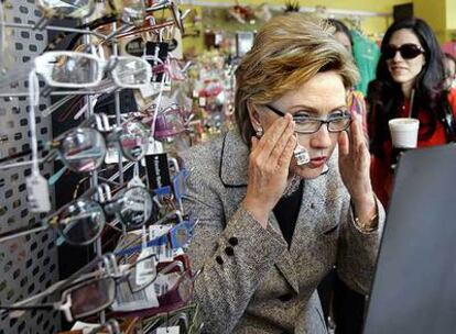 Hillary Clinton se prueba unas gafas durante un descanso de la campaña en Louisville, Kentucky.