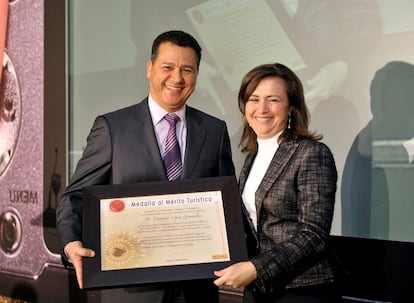 Eustasio López, fundador del grupo Lopesan, junto a la subsecretaria de Industria, Turismo y Comercio, Amparo Fernández, durante la entrega de la Medalla al Mérito Turístico que le concedió el Ministerio de Industria, Turismo y Comercio en 2009.