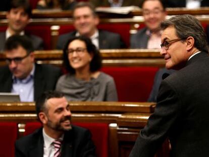 Sesi&oacute;n de control en el Parlament, con Artur Mas en primer t&eacute;rmino de espaldas.