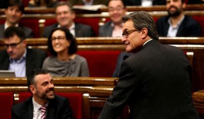 Sesión de control en el Parlament, con Artur Mas en primer término de espaldas.