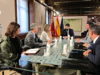 El presidente de la Comunidad, Fernando López Miras (al fondo) y la ministra Teresa Ribera, a su derecha, durante la reunión. 