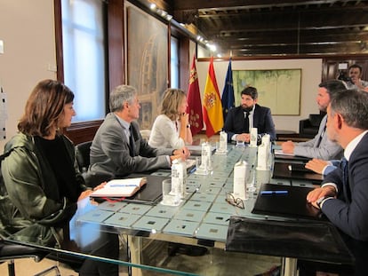 El presidente de la Comunidad, Fernando López Miras (al fondo) y la ministra Teresa Ribera, a su derecha, durante la reunión. 