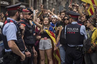 Varios &#039;mossos&#039; frente a manifestantes ante la sede de la polic&iacute;a nacional durante la huelga del martes.