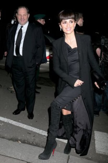 Penélope Cruz acudió a una de las fiestas previas a los premios Bafta en Londres, en 2009, acompañada por Harvey Weinstein. Ella logró el galardón a mejor actriz de reparto por 'Vicky Cristina Barcelona', película que distribuyó él en EE UU.