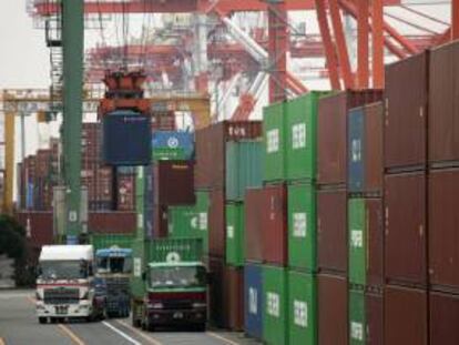 Una grúa carga contenedores en el puerto de Tokio (Japón). EFE/Archivo