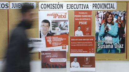 Un hombre pasa delante de los carteles de apoyo a los tres candidatos a la Secretaría General del PSOE en Valladolid.