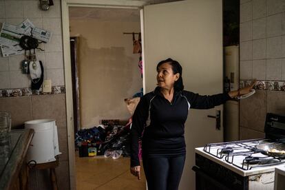 Lucrecia Contreras muestra las grietas en la cocina de su departamento en la colonia Narvarte.