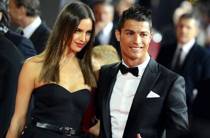 El delantero portugués del Real Madrid, Cristiano Ronaldo y su novia Irina Shayk a su llegada a la gala del Balón de Oro celebrada en Zúrich, Suiza.