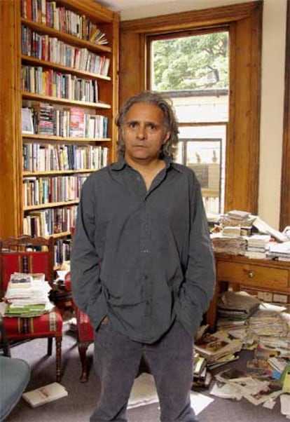 Hanif Kureishi (Londres, 1954), en su casa londinense.