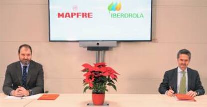 Raul Costilla, director comercial de Mapfre Iberia, y Alfonso Calderón, director comercial de Iberdrola en España.