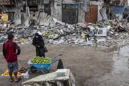 Una mujer se interesaba por la fruta de un vendedor ambulante en Ciudad de Gaza, este lunes.