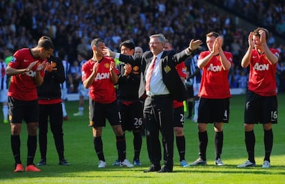 Los jugadores del United aplauden a Ferguson.