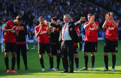 Los jugadores del United aplauden a Ferguson.