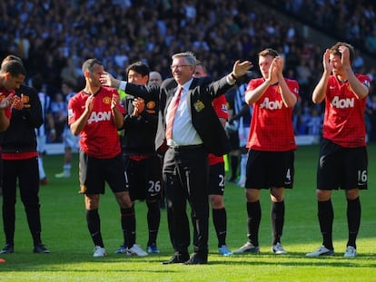 Los jugadores del United aplauden a Ferguson.