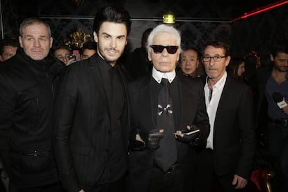 Baptiste Giabiconi y Karl Lagerfeld, en París, en 2015.