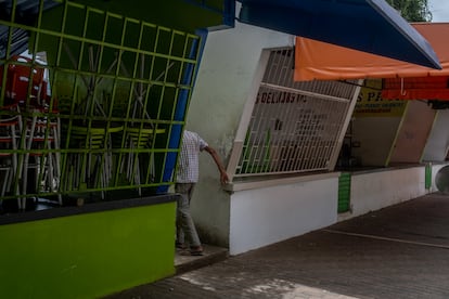 Un hombre en las calles de Sahagún.