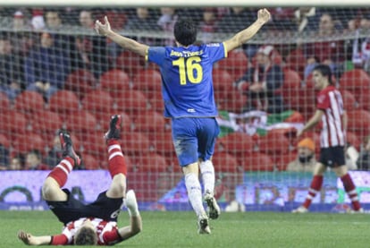 Javi López celebra el gol de Albín, el tercero del Espanyol, ante Muniain.