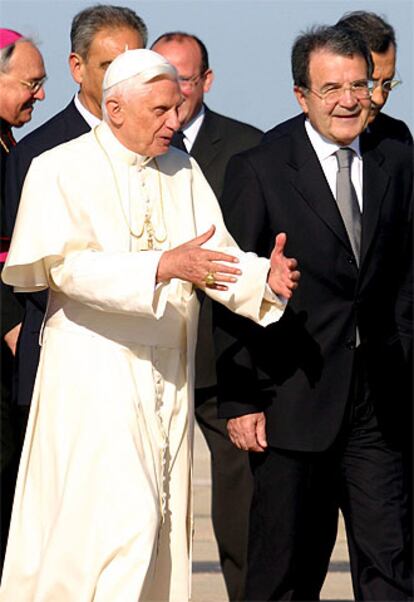 El primer ministro italiano Romano Prodi despide al Papa en al aeropuerto romano de Fiumicino, de donde salió su avión hacia Polonia, a visitar el país natal de su predecesor. El Papa ha mostrado su contento por el viaje, que le permitirá contemplar algunos de los lugares más amados por Juan Pablo II.