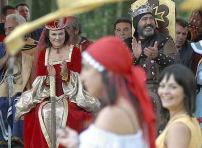 Carmen Calvo, con atuendo medieval, preside ayer las justas de Hospital de Órbigo (León).