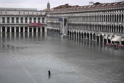 Vista general de la  Plaza de San Marcos inundada después de la subida del nivel de agua durante la noche en Venecia (Italia).