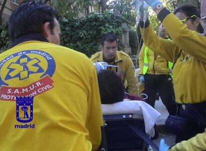 El herido más grave, un colombiano de 22 años, durante su traslado al hospital.