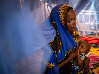 Hawo Abdi (26) breastfeeds her son Adan Isaac (11 months) in the stabilization center of Baidoa. The boy suffers from malnutrition and will get a mix of breastmilk and formula before he is strong enough to go back home. Adan and his mother are from a small village called Durow.