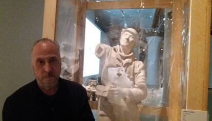 Francesc Torres junto a una de las obras de la exposición, la escultura de Viladomat 'El Madriles'..