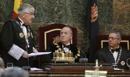 El presidente de los jueces, Gonzalo Moliner (izquireda), pronuncia su discurso en presencia del rey Juan Carlos y de Gallard&oacute;n durante la ceremonia de apertura del A&ntilde;o Judicial celebrada el martes.