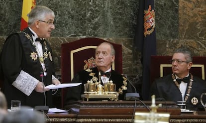 El presidente de los jueces, Gonzalo Moliner (izquireda), pronuncia su discurso en presencia del rey Juan Carlos y de Gallardón durante la ceremonia de apertura del Año Judicial celebrada el martes.