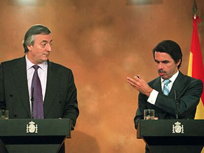 Néstor Kirchner y José María Aznar, durante una comparecencia en La Moncloa el pasado julio.