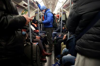 Viajeros en el metro de Londres, este lunes. El Gobierno británico dijo el domingo que contemplaba la opción de pedir a todos los visitantes que lleguen al Reino Unido aislarse en hoteles, reforzando las nuevas medidas anticoronavirus que entrarán en vigor en las próximas horas.