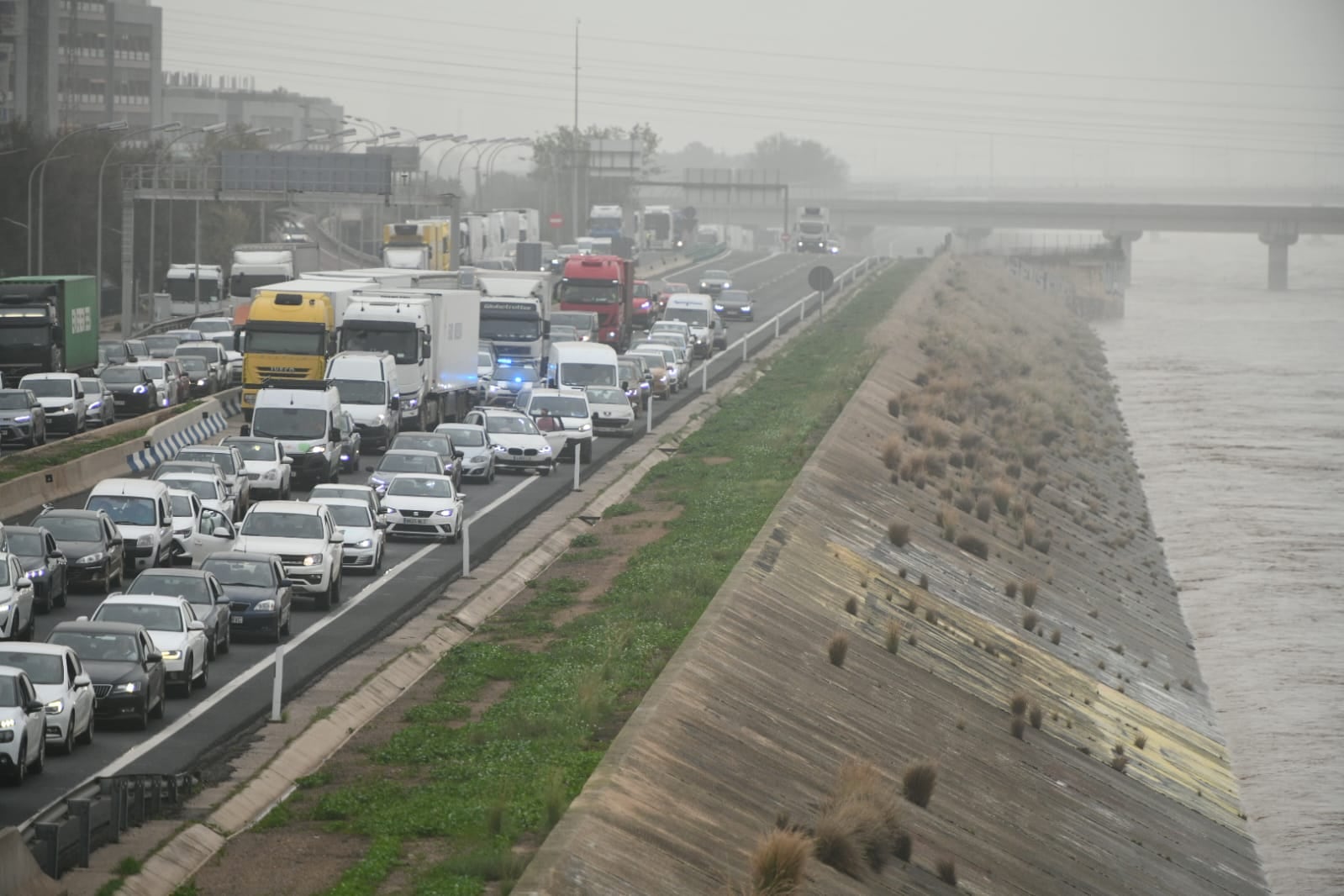 Cómo conducir en una zona inundada por la dana: la apariencia de poca profundidad puede ser peligrosa