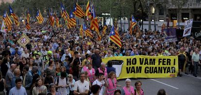 Miles de manifestantes participan en la concentración convocada en Barcelona por la Asamblea Nacional Catalana bajo el lema "Acabemos lo que empezamos. Ganemos la independencia" enmarcada en una jornada de movilizaciones por toda Cataluña con motivo del segundo aniversario del 1-O. 