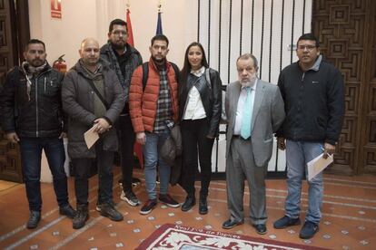 El Defensor del Pueblo, Francisco Fernández Marugán (con traje) junto a los demandantes de asilo con los que se ha reunido.