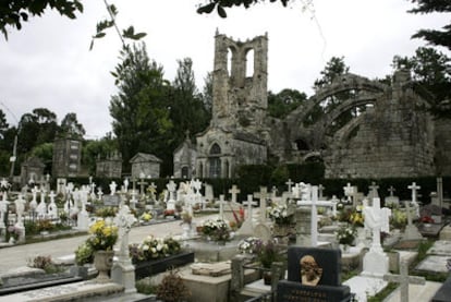 El recinto funerario de la iglesia pontevedresa de Santa Mariña de Dozo en Cambados.