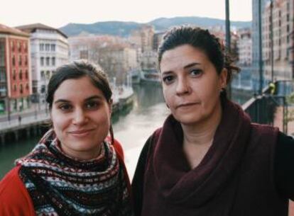 Marisa Sanz (derecha), coordinadora de movilización social de Médicos del Mundo en Euskadi, y la enfermera y antropóloga Iratxe Pérez (izquierda).