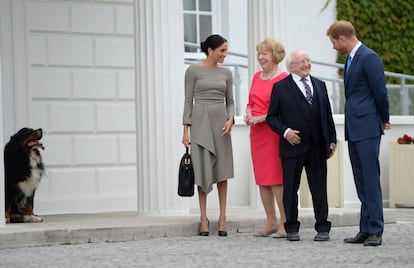 Los duques de Sussex con el presidente de Irlanda Michael Higgins y esposa Sabina Coyne. Markle lleva un traje del francés Roland Mouret