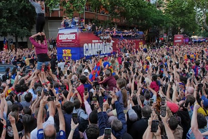 Fani FC Barcelona tworzą improwizowany kastellet podczas Rúa z okazji tytułu ligi.